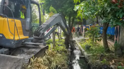 Atasi Drainase Tersumbat, Rico Waas Kerahkan Jajaran Pemko Medan Bersihkan Parit di Jalan Taduan