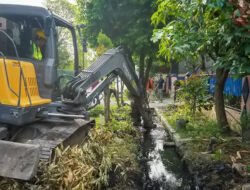 Atasi Drainase Tersumbat, Rico Waas Kerahkan Jajaran Pemko Medan Bersihkan Parit di Jalan Taduan