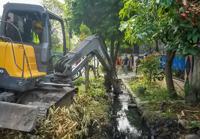Atasi Drainase Tersumbat, Rico Waas Kerahkan Jajaran Pemko Medan Bersihkan Parit di Jalan Taduan